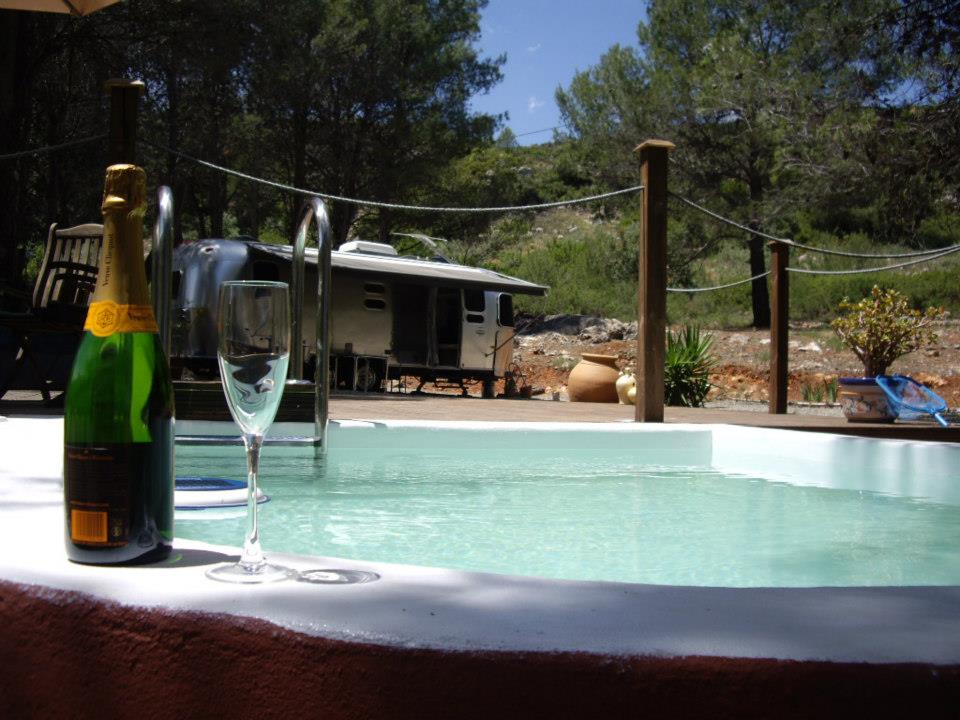Los mejores glampings de España Airstrem piscina